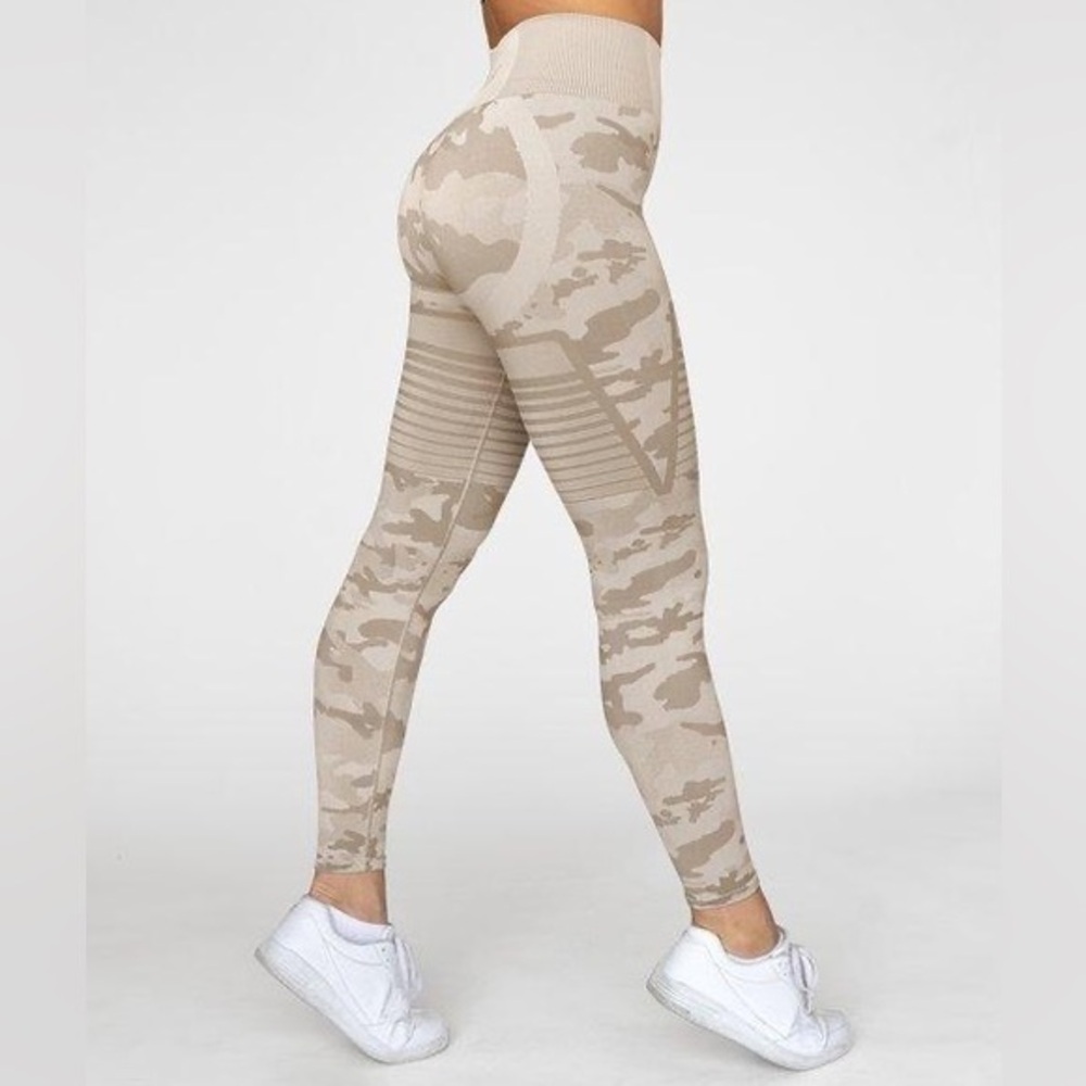 Gavelo Seamless Desert Storm Camo Leggings size XS
